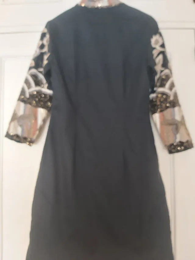 Vestido negro con bordados dorados