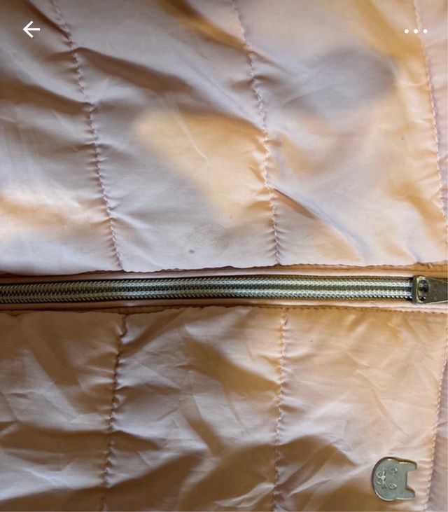 Chaquetón rosa acolchado. tiene una pequeña mancha