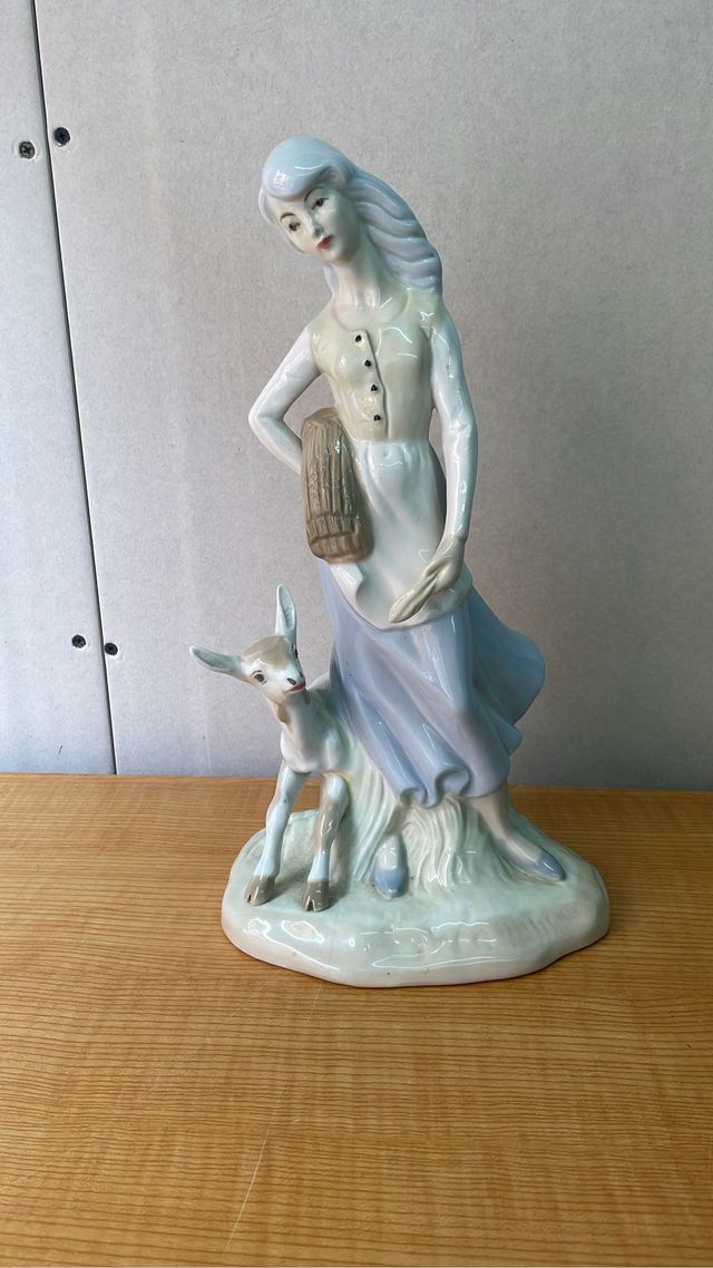 Figura porcelana vintage niña y ciervo