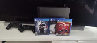 PS4 (PlayStation 4) con 2 controles y juegos