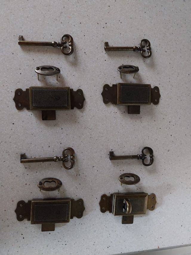 Juego de 4 pestillos con llave de latón envejecido