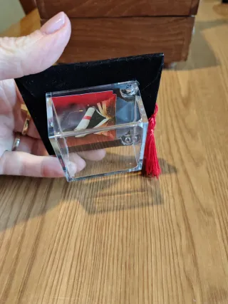 Scatola Cappello Laurea Nero con Nappa Rossa