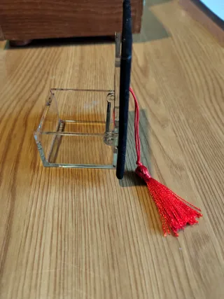 Scatola Cappello Laurea Nero con Nappa Rossa