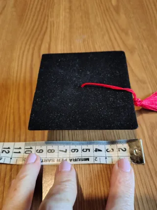 Scatola Cappello Laurea Nero con Nappa Rossa