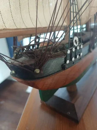 Maqueta de velero de madera