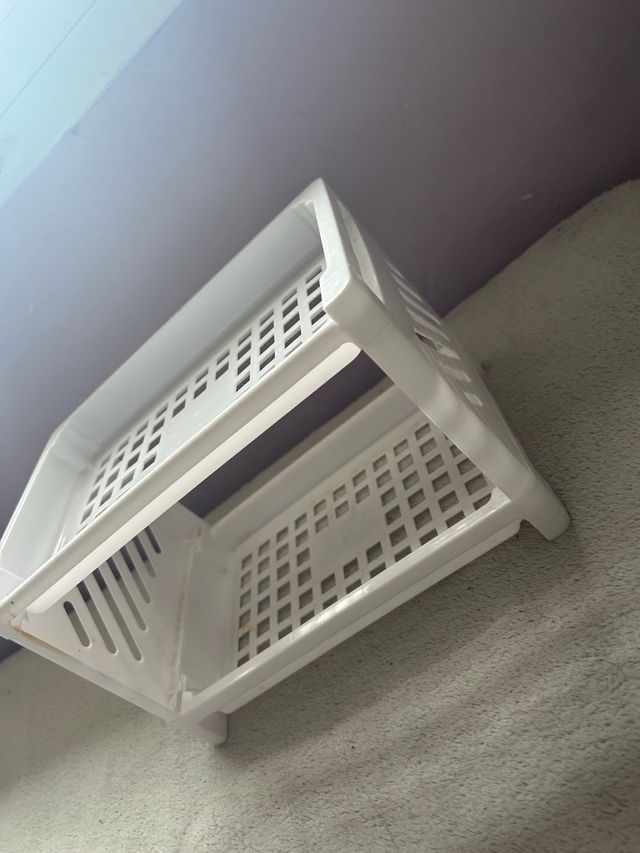 Pequeña estantería blanca de plástico