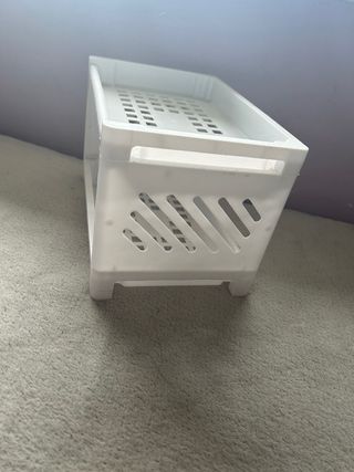 Pequeña estantería blanca de plástico