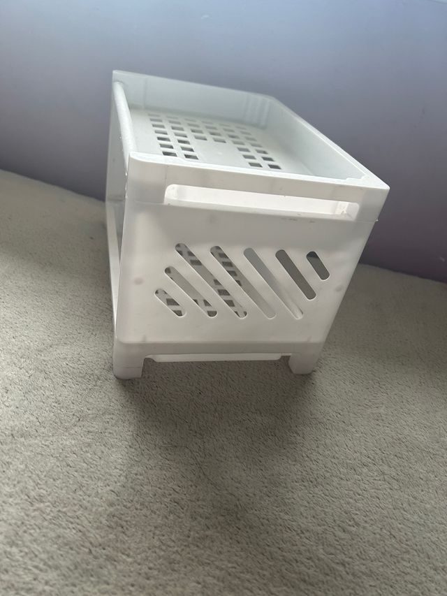 Pequeña estantería blanca de plástico