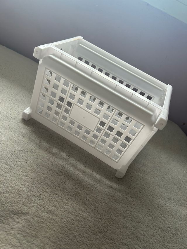 Pequeña estantería blanca de plástico