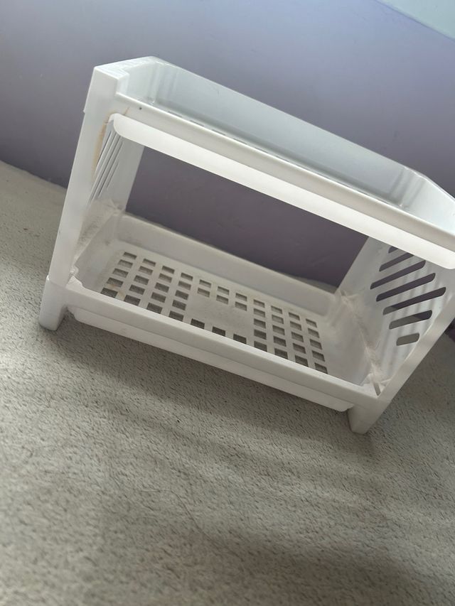 Pequeña estantería blanca de plástico