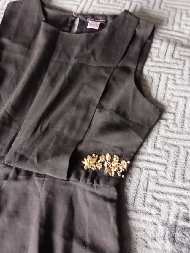 Vestido de verano negro con adornos