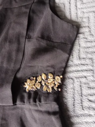 Vestido de verano negro con adornos