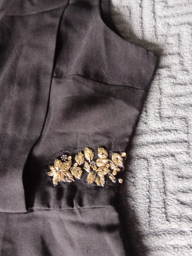 Vestido de verano negro con adornos