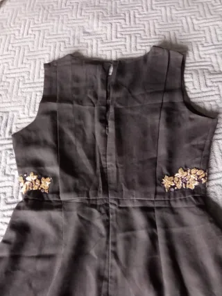 Vestido de verano negro con adornos