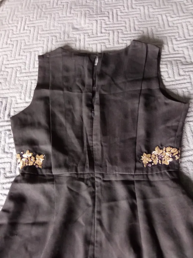 Vestido de verano negro con adornos