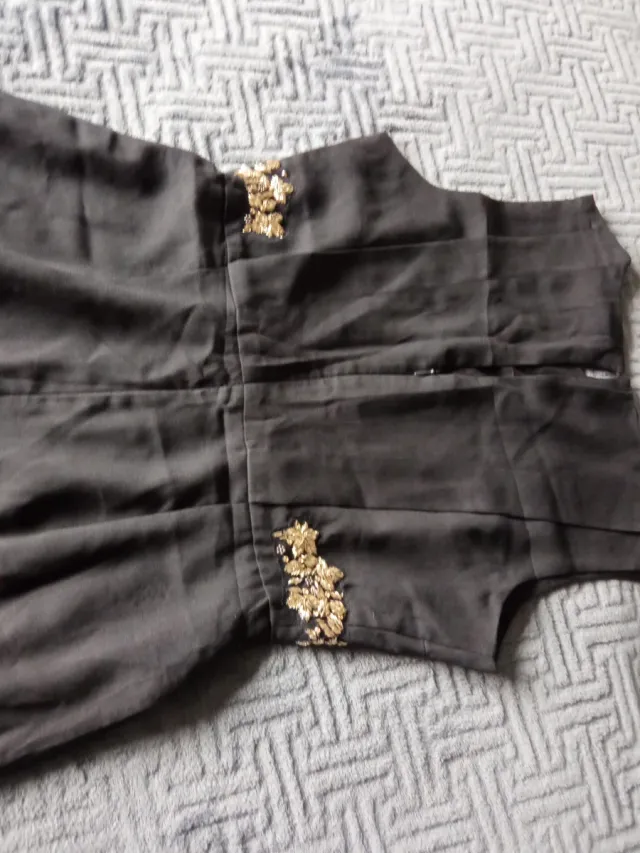 Vestido de verano negro con adornos