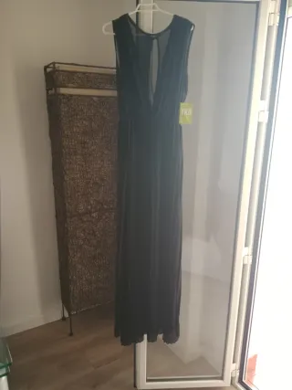 Vestido largo negro cuello pico con transparencia