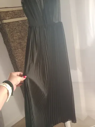 Vestido largo negro cuello pico con transparencia