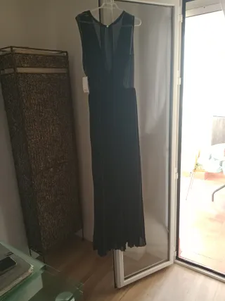 Vestido largo negro cuello pico con transparencia