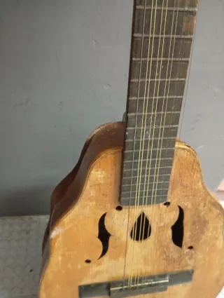 Bandurria antigua para restaurar