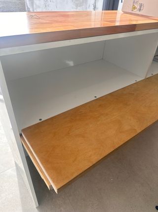 Mostrador de madera con superficie de madera