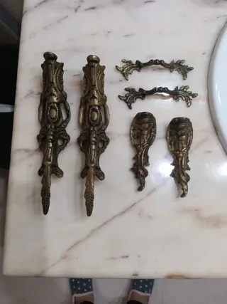 Antichi ornamenti in bronzo per comodini