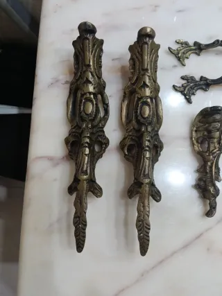 Antichi ornamenti in bronzo per comodini
