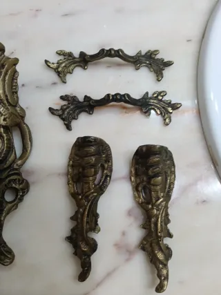 Antichi ornamenti in bronzo per comodini