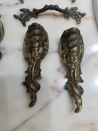 Antichi ornamenti in bronzo per comodini