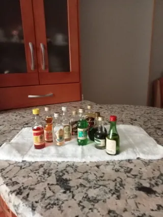 10 Bottiglie Miniatura Liquore Non Aperte