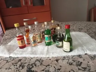 10 Bottiglie Miniatura Liquore Non Aperte