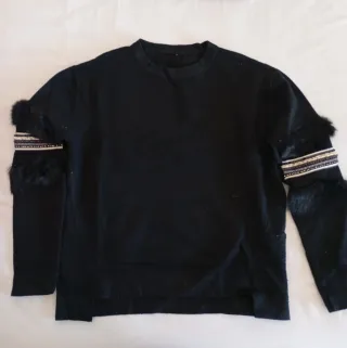Jersey negro con detalles en mangas
