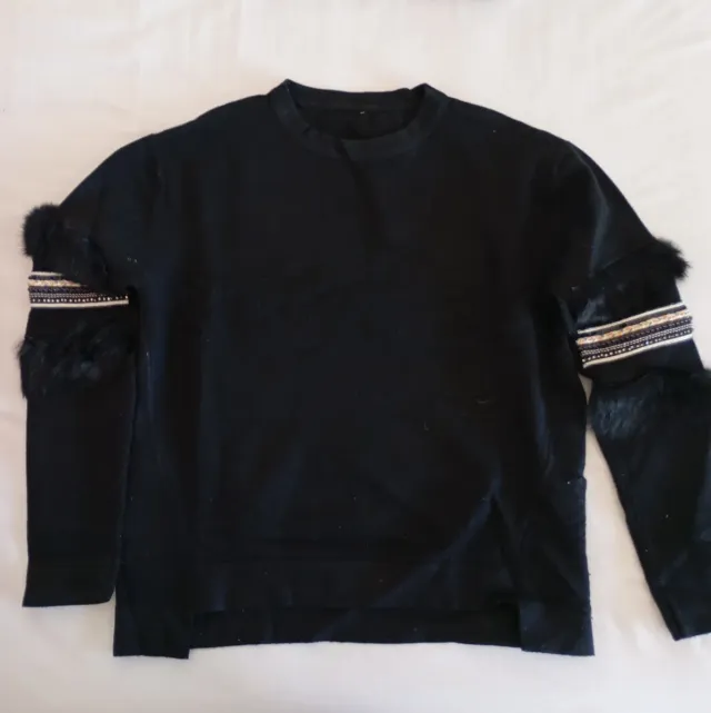 Jersey negro con detalles en mangas