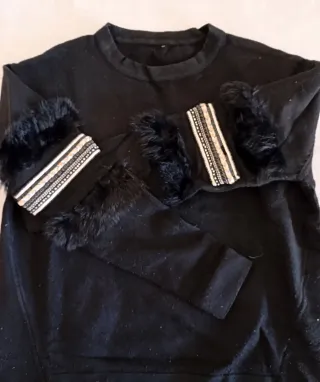 Jersey negro con detalles en mangas