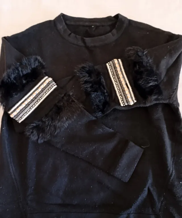Jersey negro con detalles en mangas