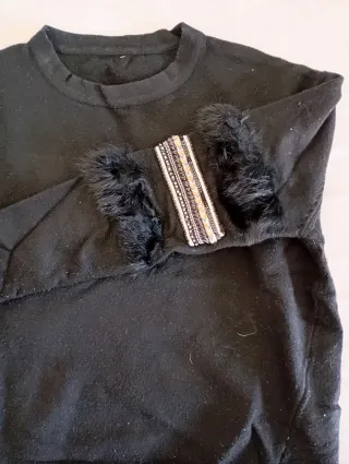 Jersey negro con detalles en mangas