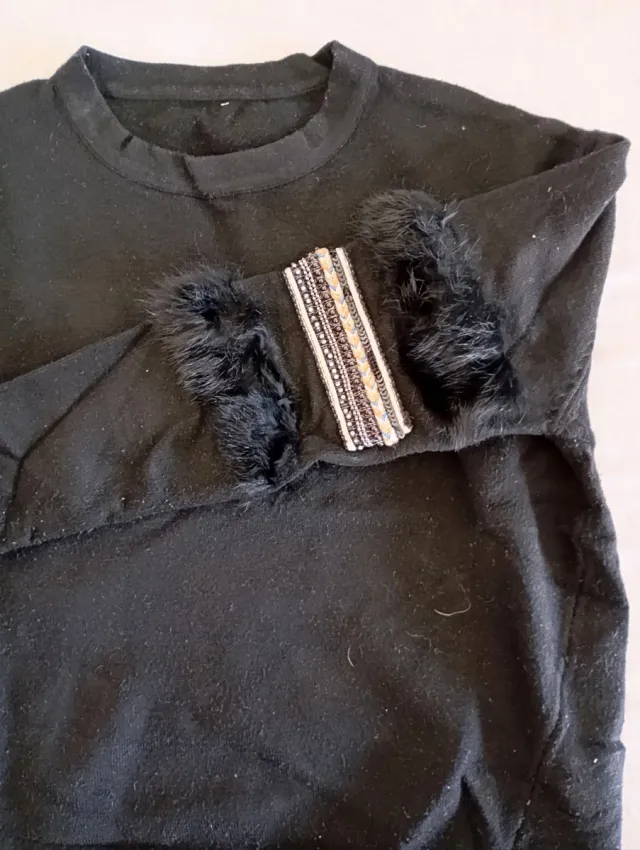 Jersey negro con detalles en mangas