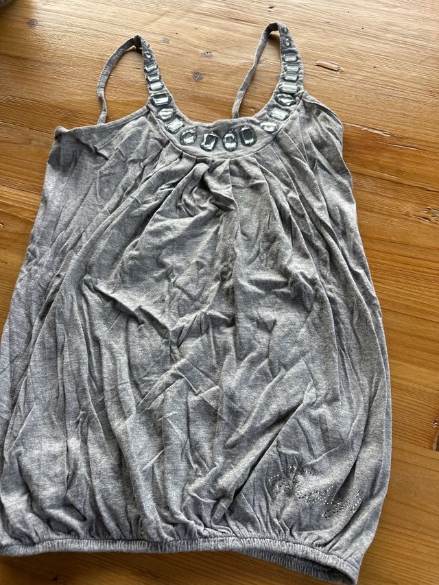 Camiseta gris con pedrería