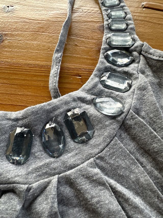 Camiseta gris con pedrería