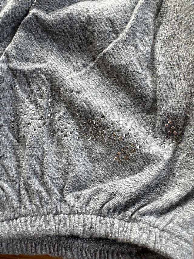 Camiseta gris con pedrería