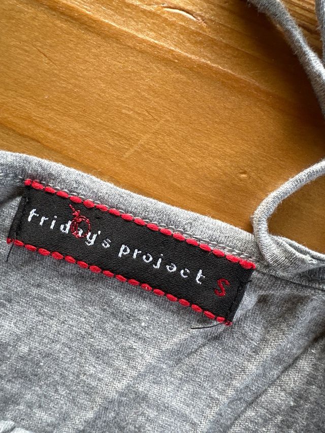 Camiseta gris con pedrería