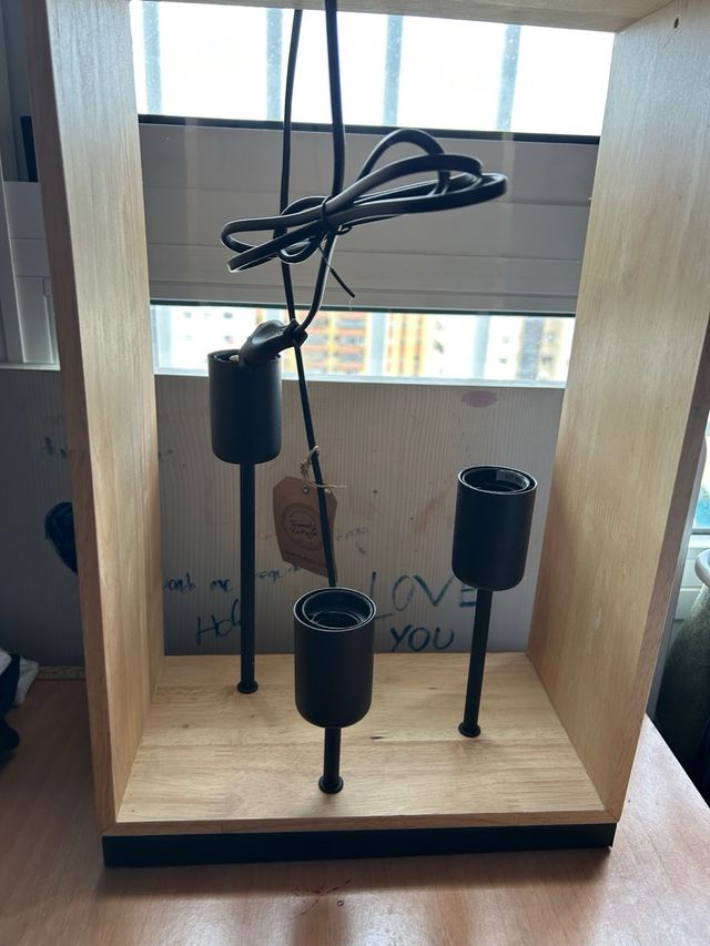 Lámpara de mesa Eglo madera y metal