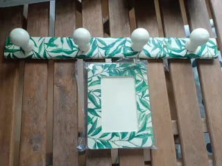 Conjunto perchero y marco fotos hojas verdes