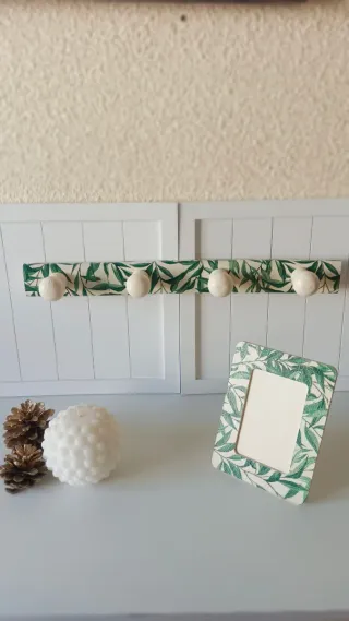 Conjunto perchero y marco fotos hojas verdes