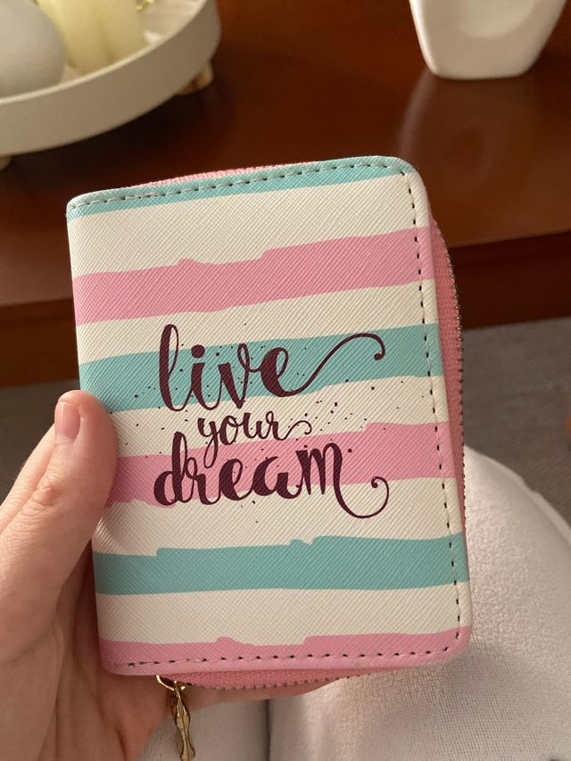 Monedero con rayas y frase Live your dream