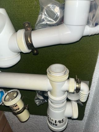 Varios tubos para fregaderos y lavabos