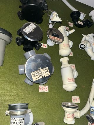 Varios tubos para fregaderos y lavabos