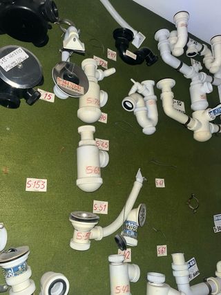 Varios tubos para fregaderos y lavabos