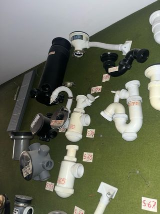 Varios tubos para fregaderos y lavabos