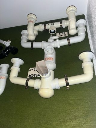 Varios tubos para fregaderos y lavabos